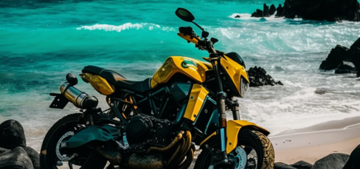 спортивный мотоцикл на берегу моря
